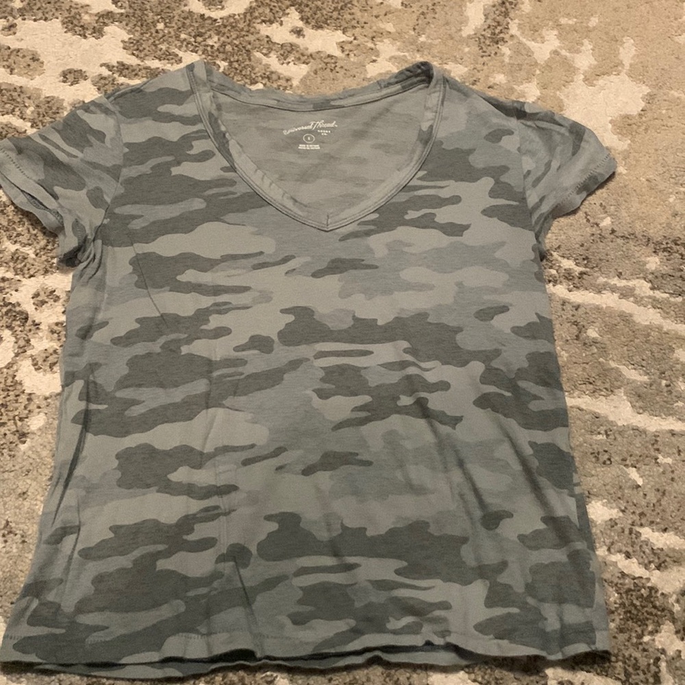 Women’s camo vee neck tee
